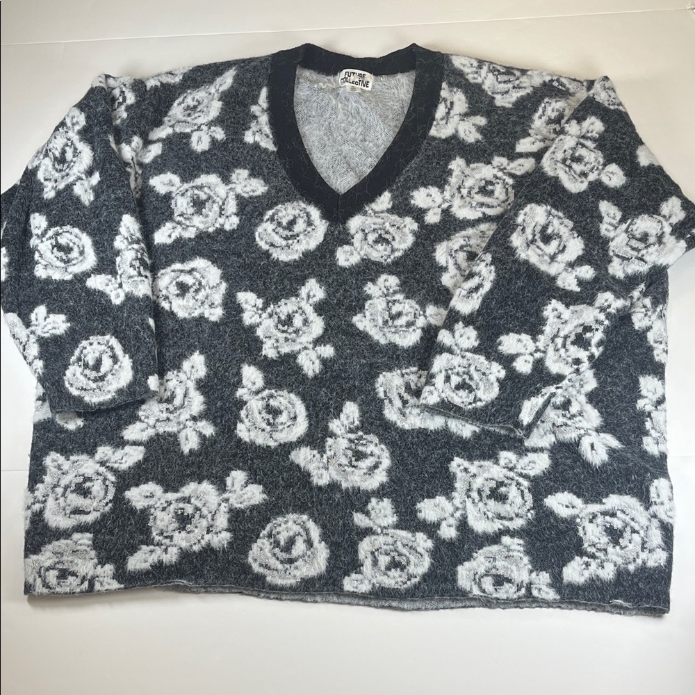 Future Collective Black & White Cuddly Soft Floral V-Neck Sweater Sz 2X
